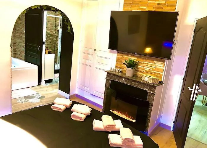 La Suite Romantique Jacuzzi,Parking Gratuit,Centre